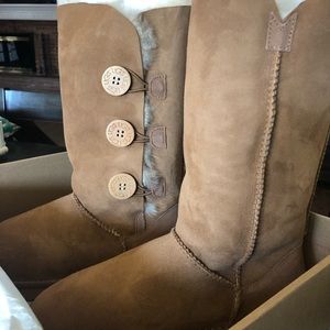 New UGG BOOTS...Bailey Button...Size 10